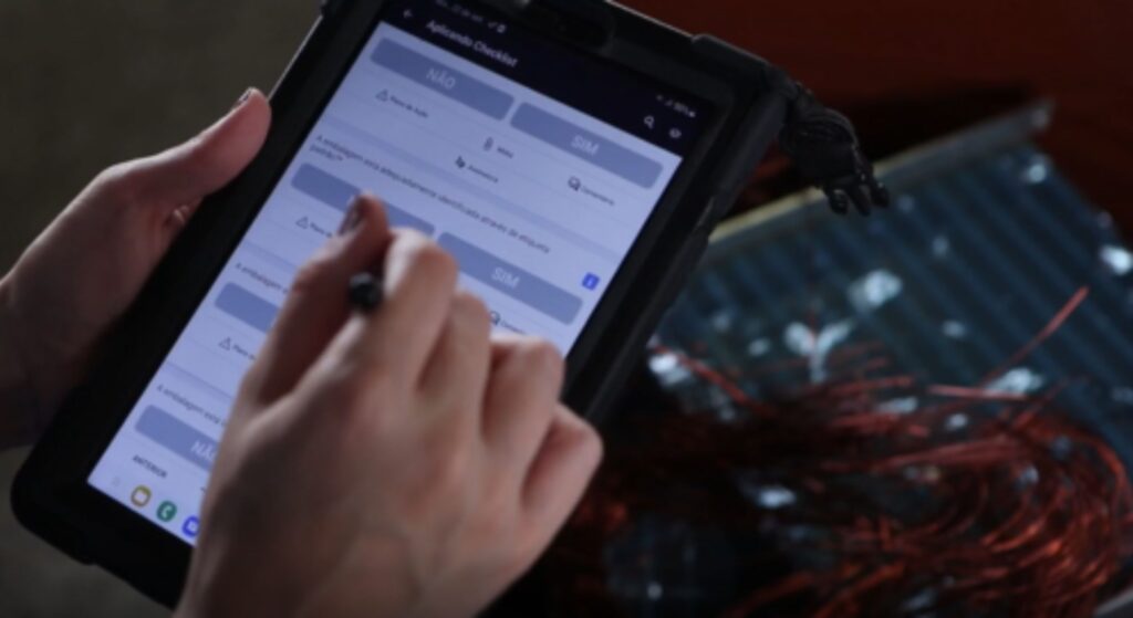 tablet durante preenchimento de um checklist