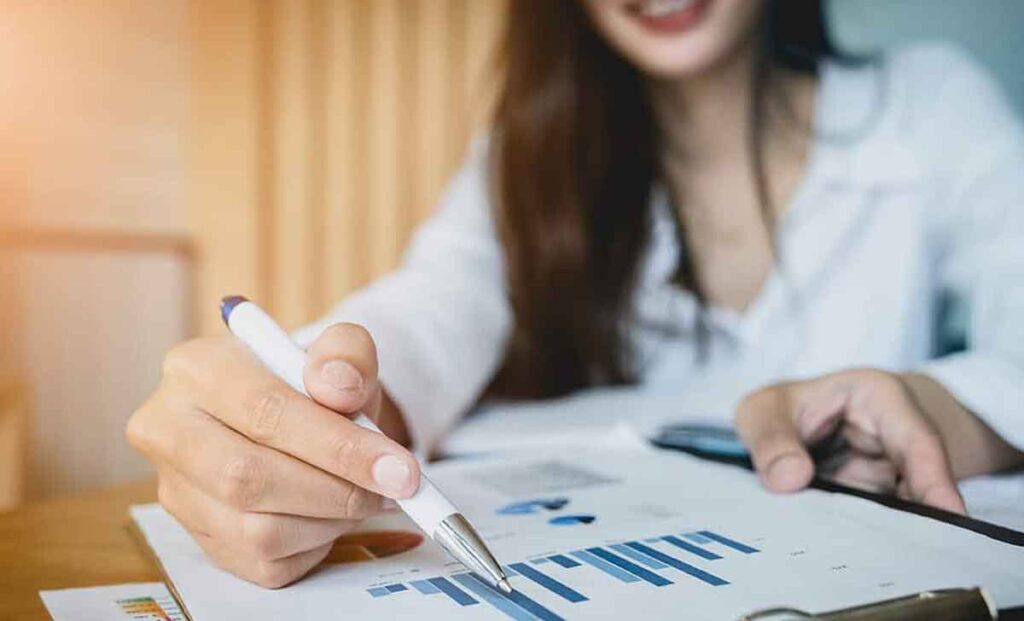 pessoa vendo indicadores para descobrir como ser mais produtivo no trabalho