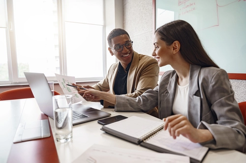 Colegas de trabalho estruturando 5W2H