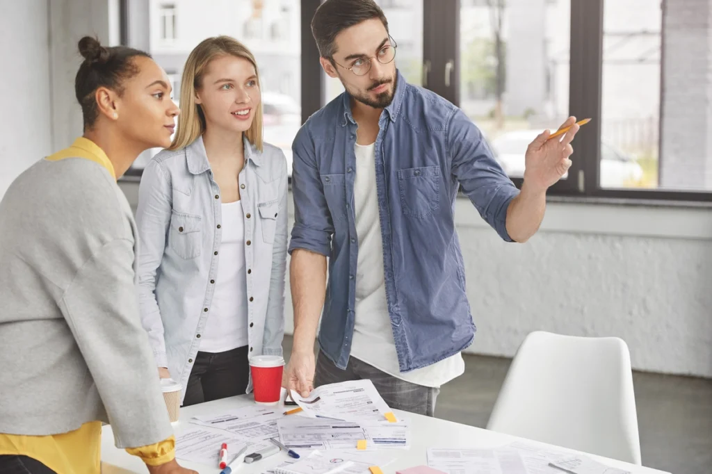 equipe planejando alocação de recursos
