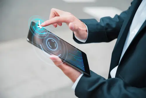 pessoa realizando auditoria de certificação