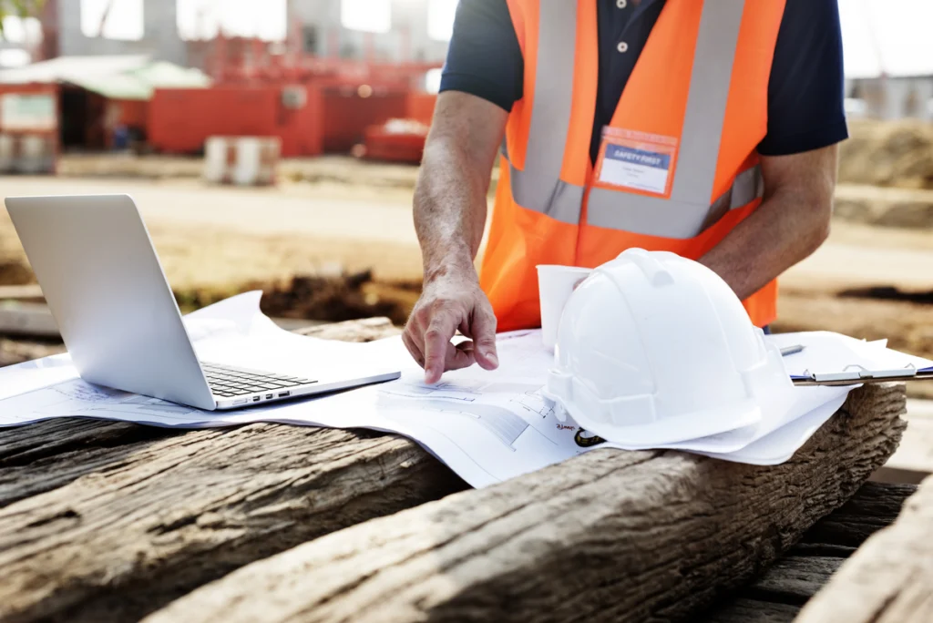 inspeção com checklist de obra