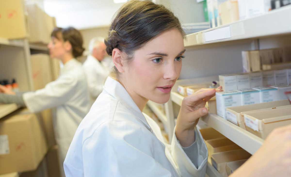 Profissionais realizando o controle de estoque de farmácia