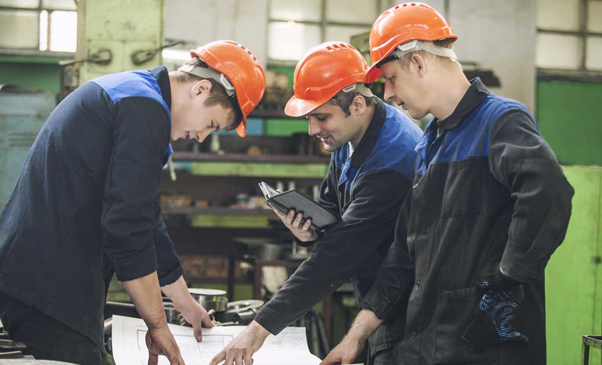 Membros da CIPA avaliando a segurança do ambiente de trabalho