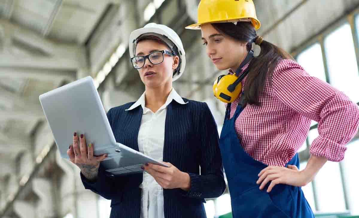 Pessoa conferindo a ART do profissional no computador