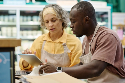 Colegas fazendo uma auditoria interna em supermercados