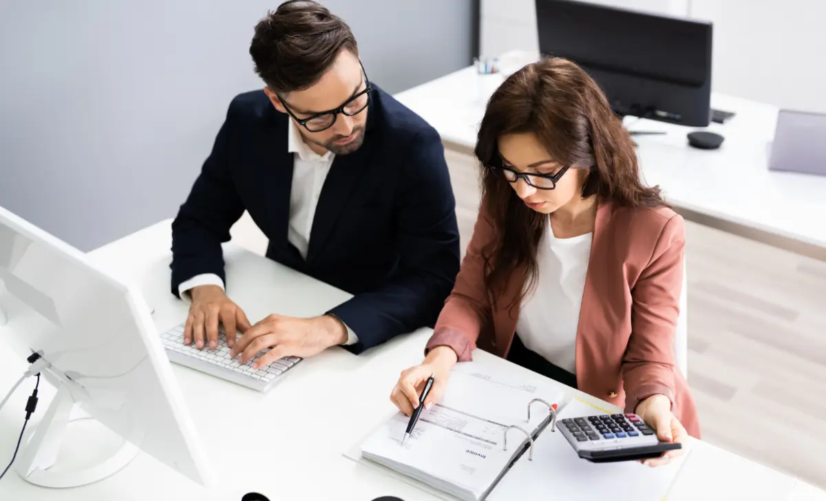 equipe realizando auditoria interna