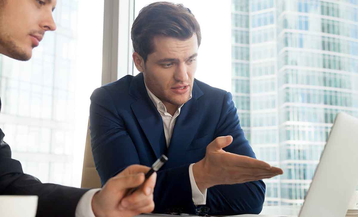 Profissionais realizando auditorias nos dados da empresa