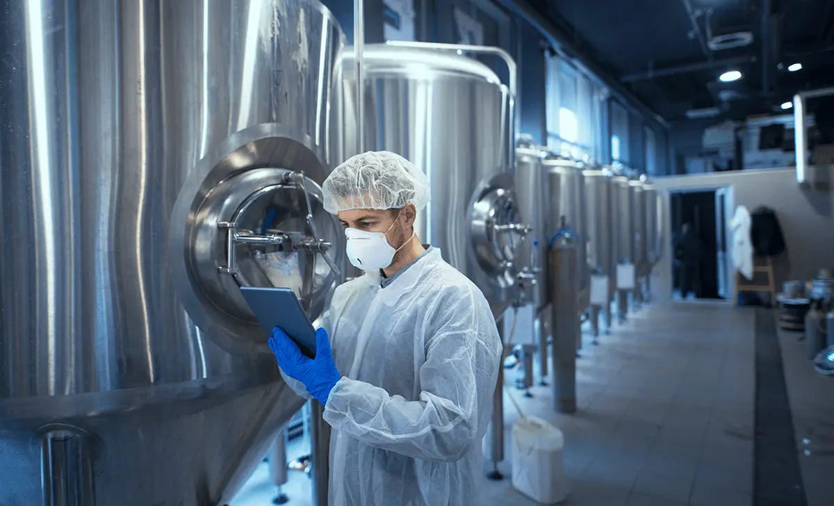 Profissional avaliando as boas práticas de fabricação