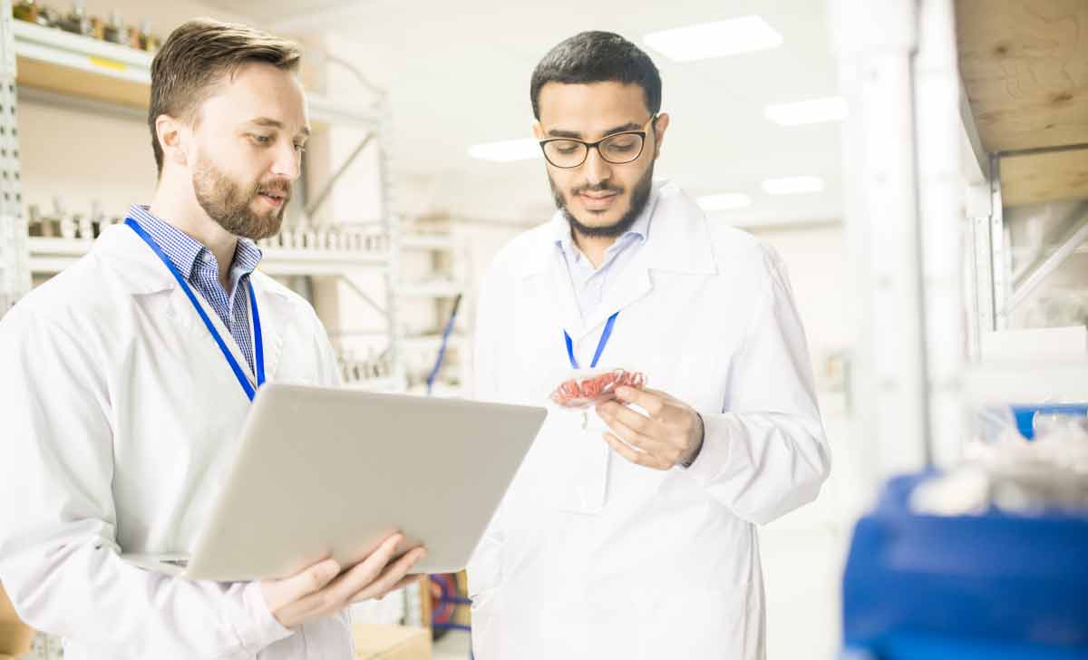 Profissionais conferindo um produto para obter o Certificado de Boas Práticas de Fabricação