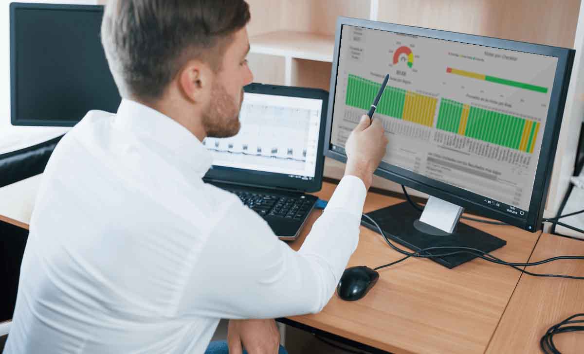 Gestor realizando a checagem de dados usando checklist online