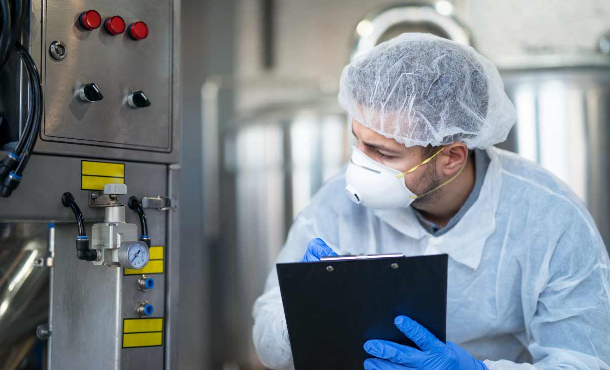 Profissional realizando auditoria para obter certificado de qualidade