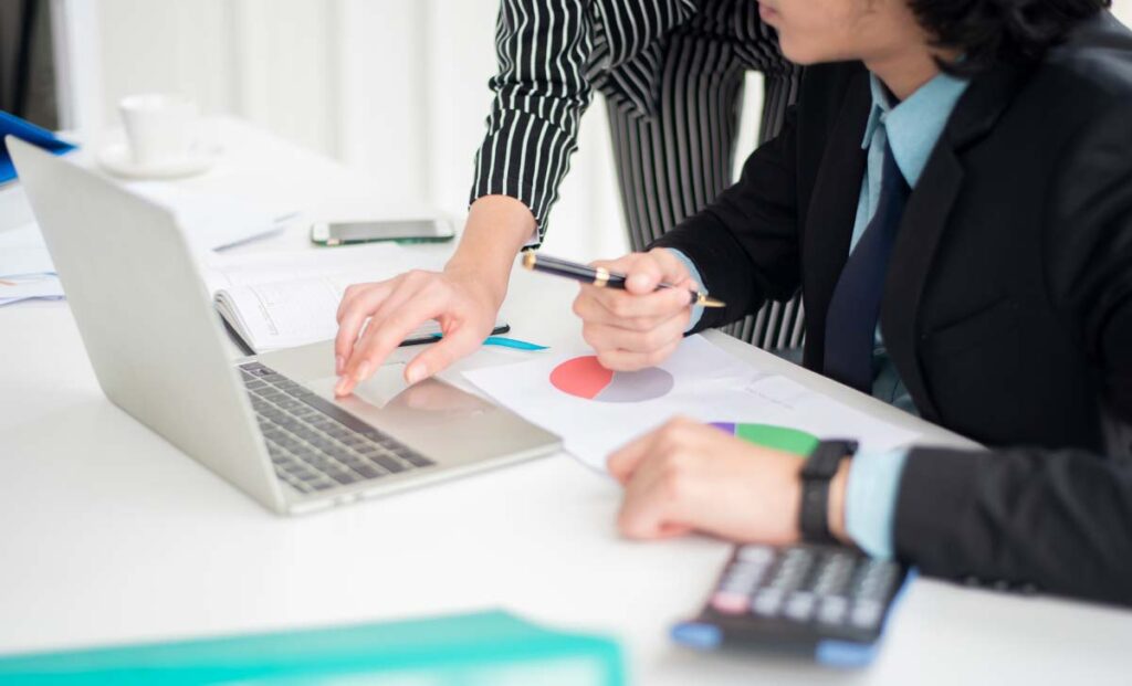 Pessoa utilizando checklist excel