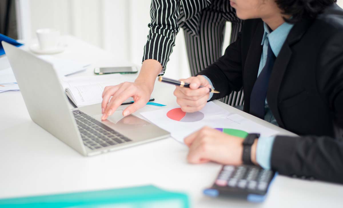 Pessoa utilizando checklist excel