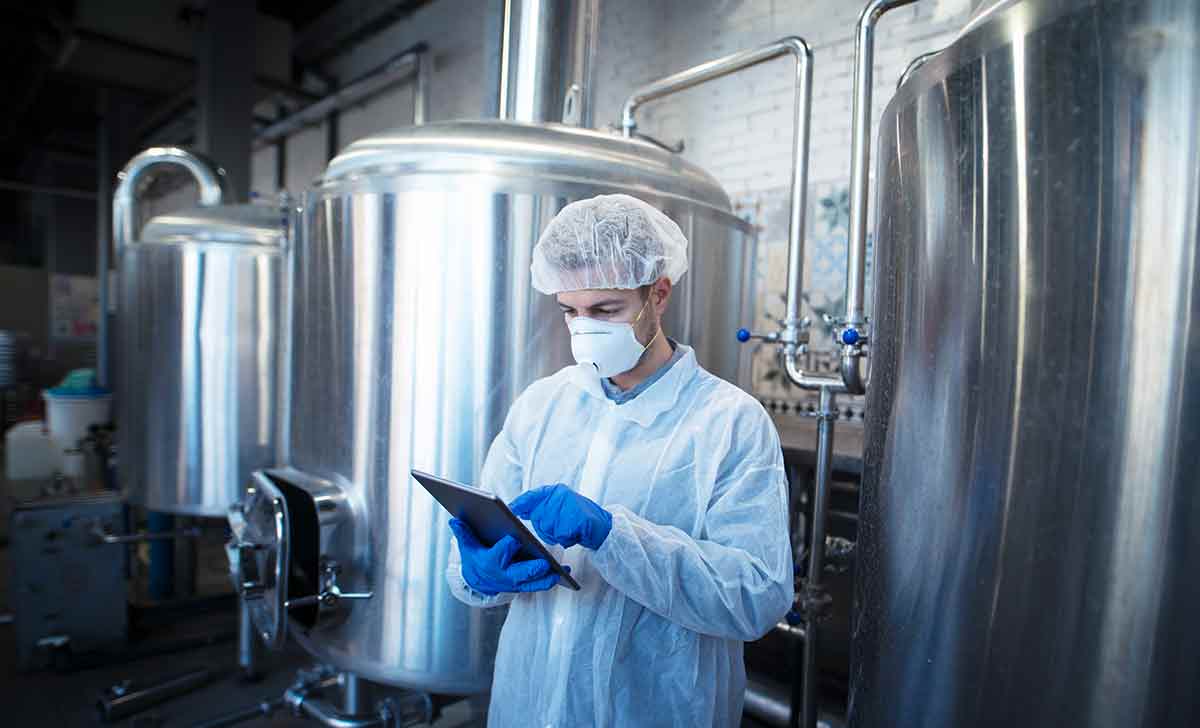 Profissional usando um checklist indústria de alimentos