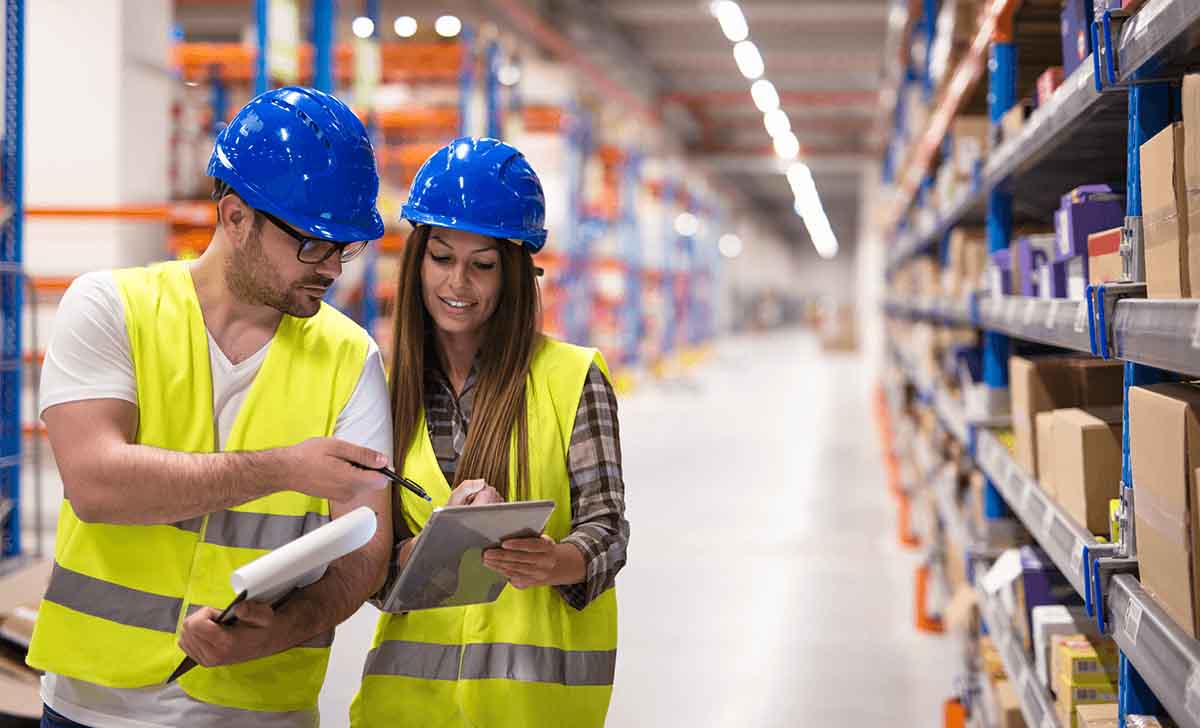 Profissionais realizando inspeções usando checklist online