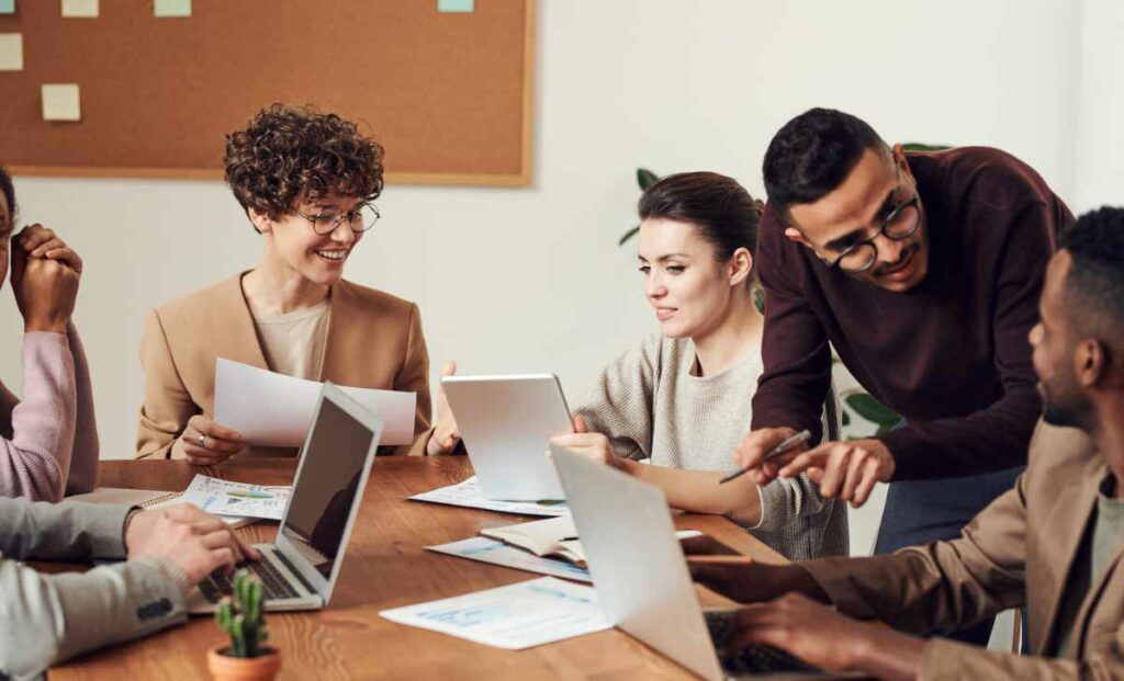 Profissionais vendo como criar um workflow juntos