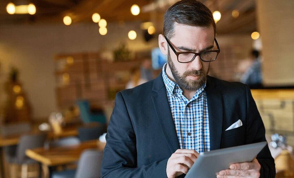 Homem vendo como fazer um checklist na empresa