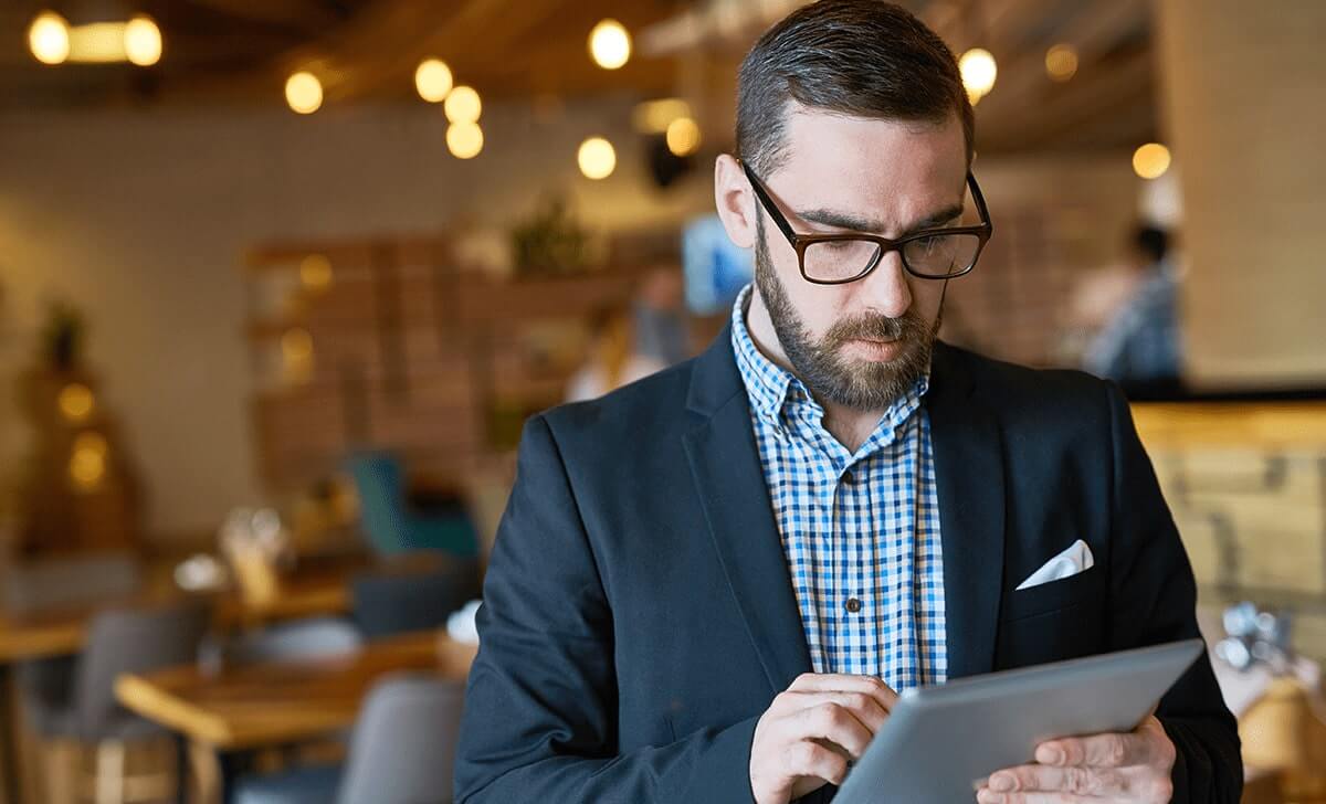 Homem vendo como fazer um checklist na empresa