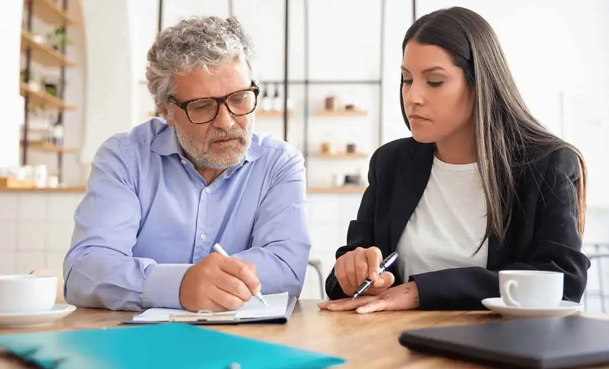 Profissional realizando consultoria de campo em uma franquia
