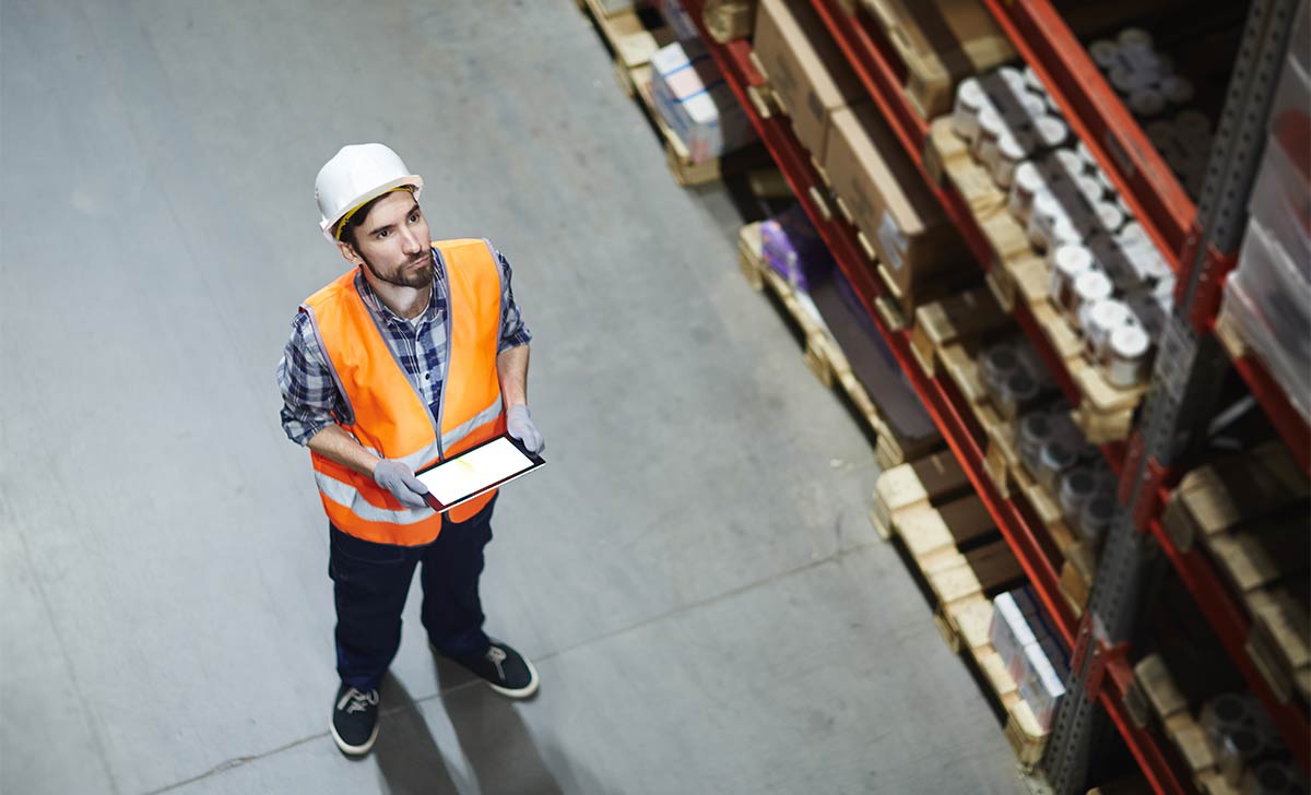 Profissional realizando controle de almoxarifado