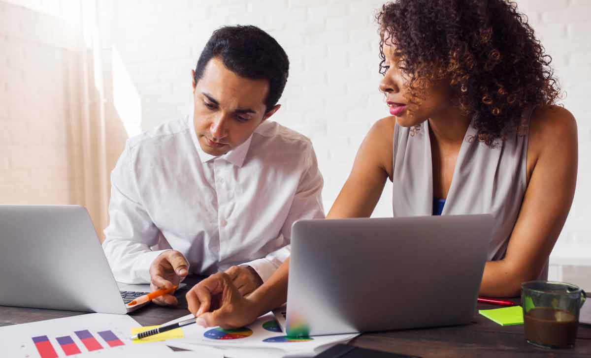 Profissionais realizando o controle de atividades