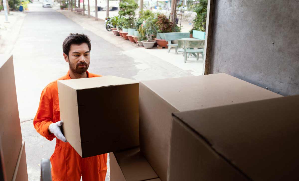 Profissional ajudando no controle de carga e descarga
