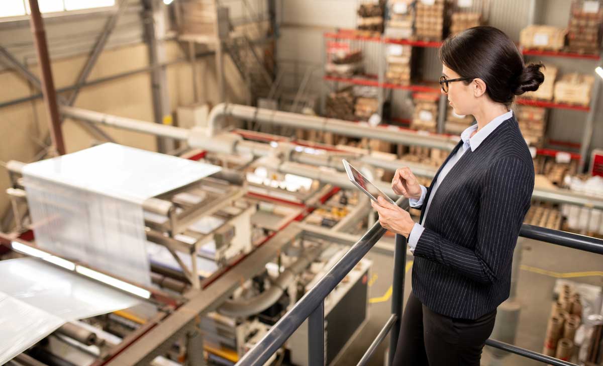 Gestora usando tablet para controle de manutenção