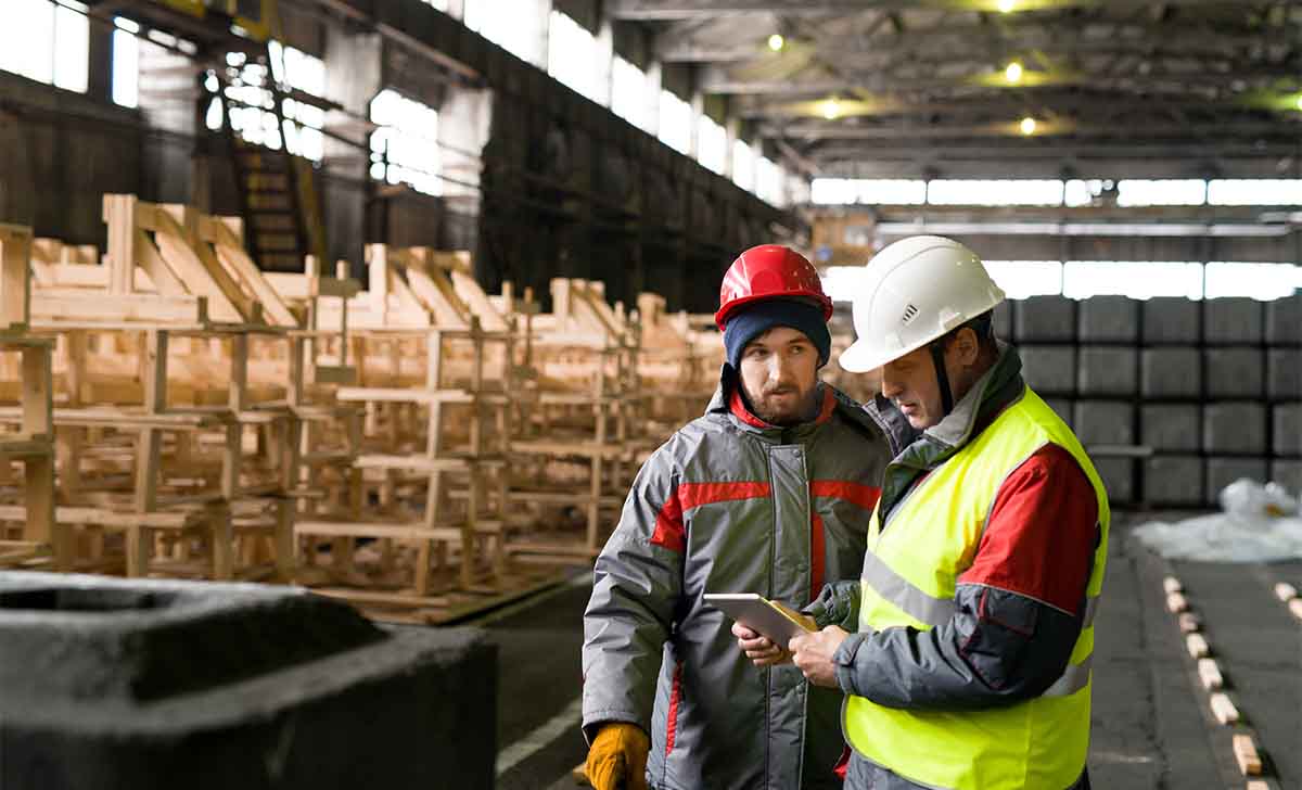 Profissionais fazendo controle de perdas na produção