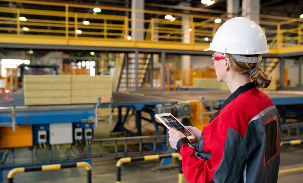 Profissional com tablet realizando o controle de processos industriais