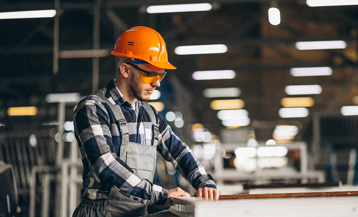 Profissional realizando o controle de qualidade da matéria-prima