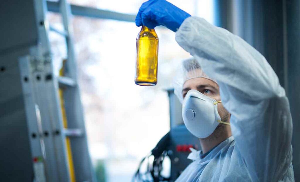Profissional realizando o controle de qualidade industrial