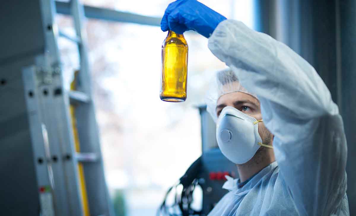 Profissional realizando o controle de qualidade industrial