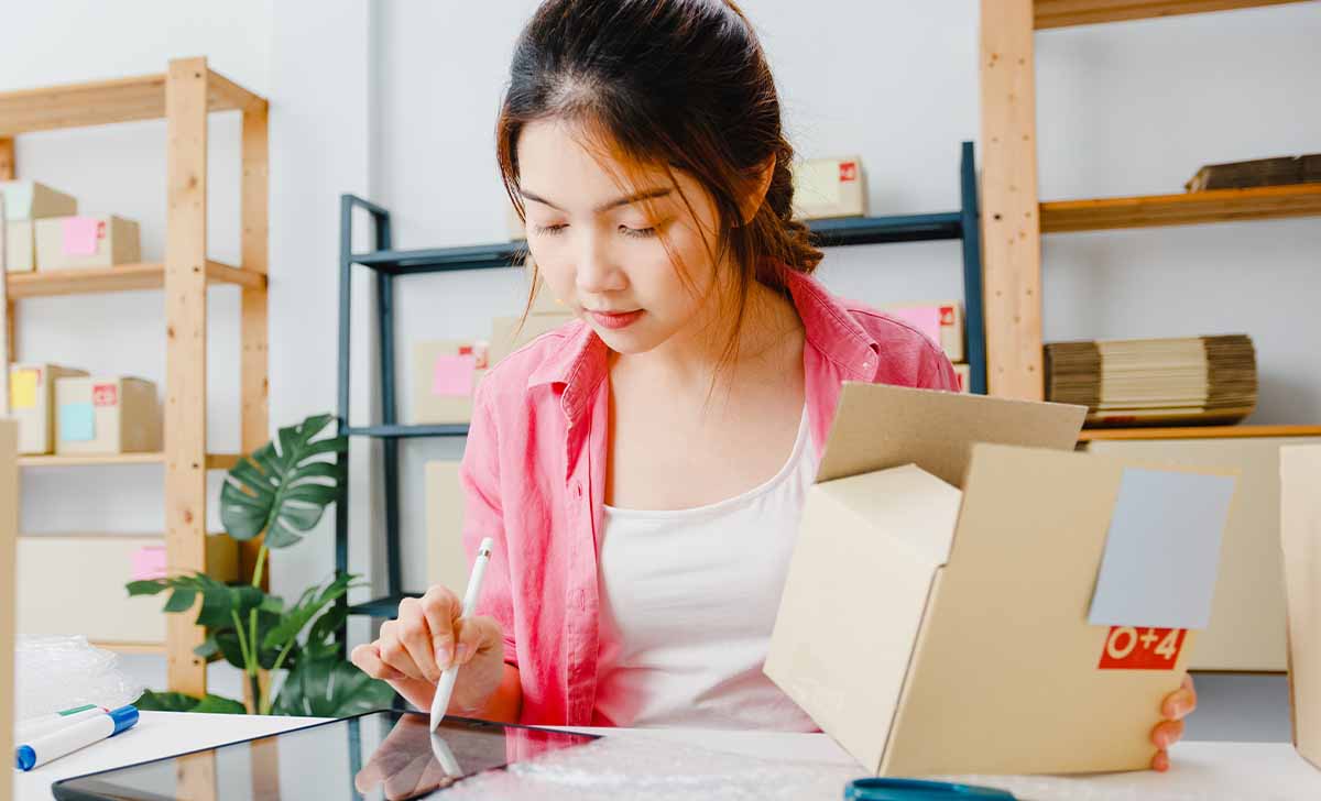Pessoa realizando o controle de qualidade do produto
