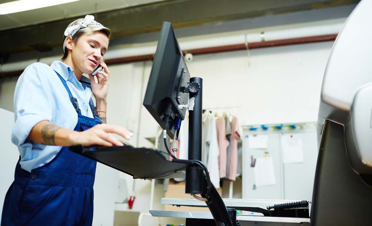 Profissional realizando o controle de serviços prestados