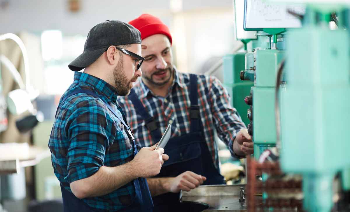 Profissionais atuando no controle operacional de uma indústria