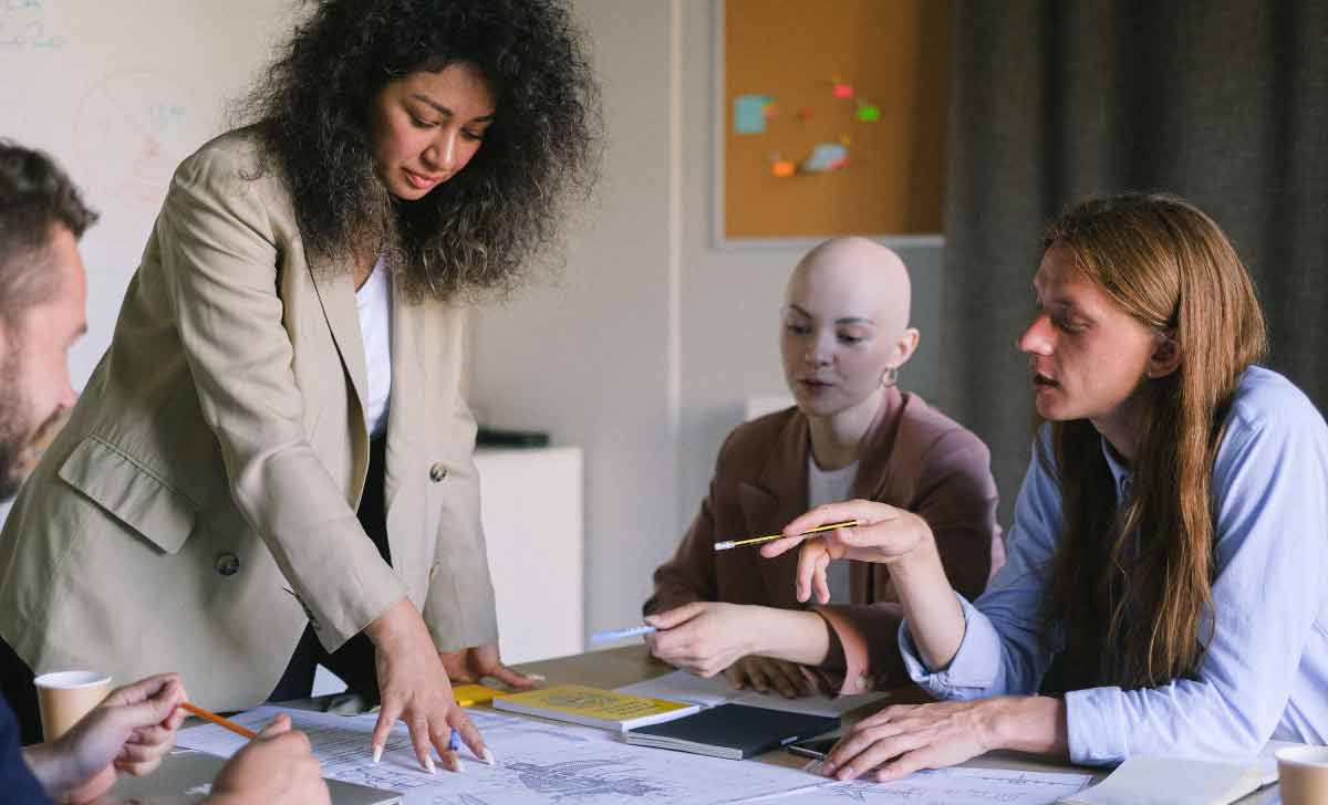 Profissionais analisando o diagrama de espaguete