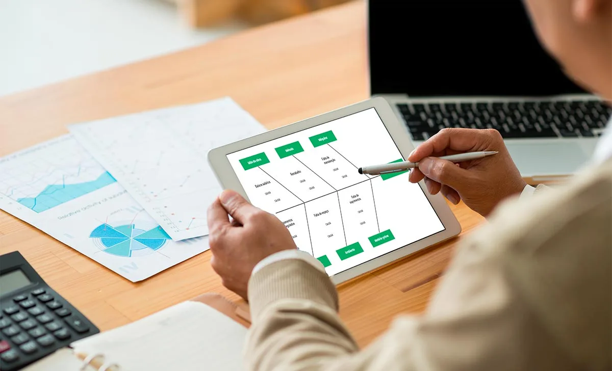 Pessoal analisando o Diagrama de Ishikawa