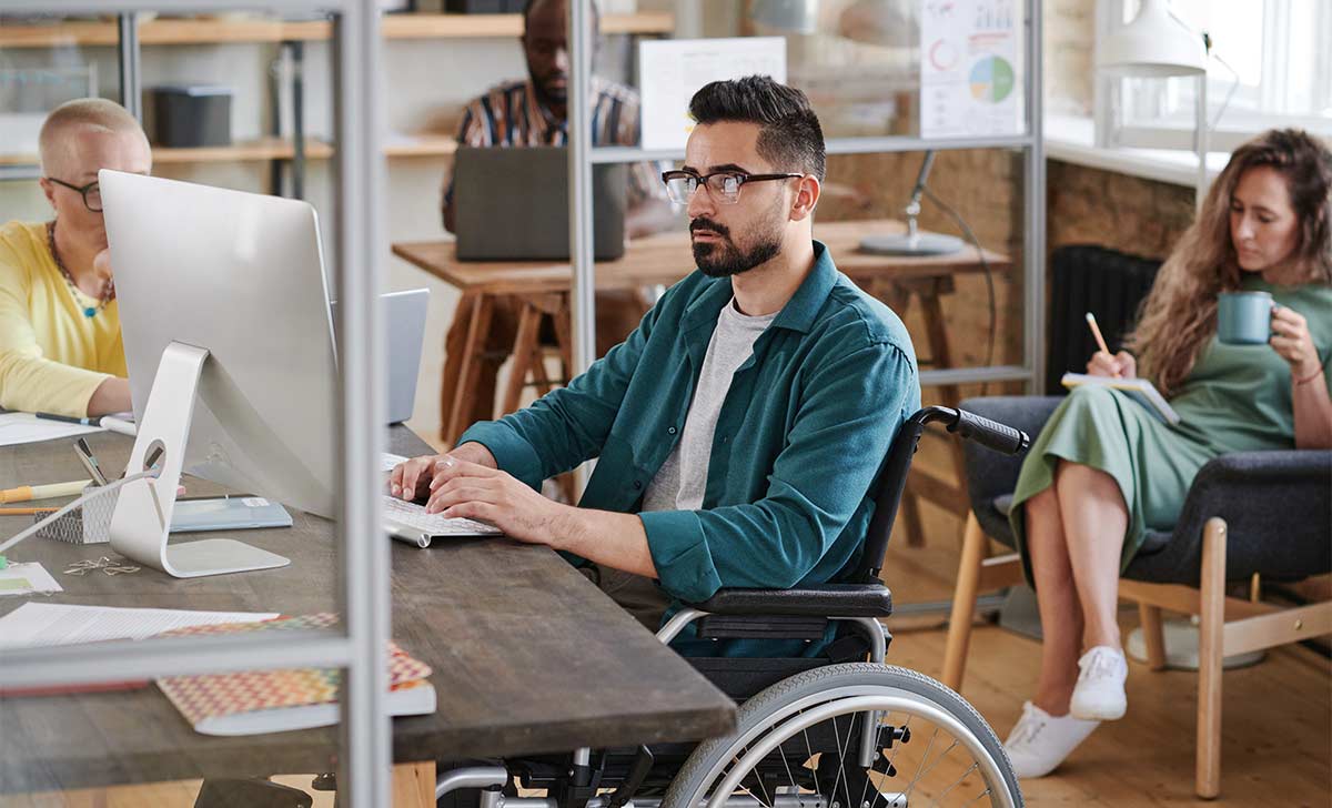 usuário usufruindo da digitalização de processos