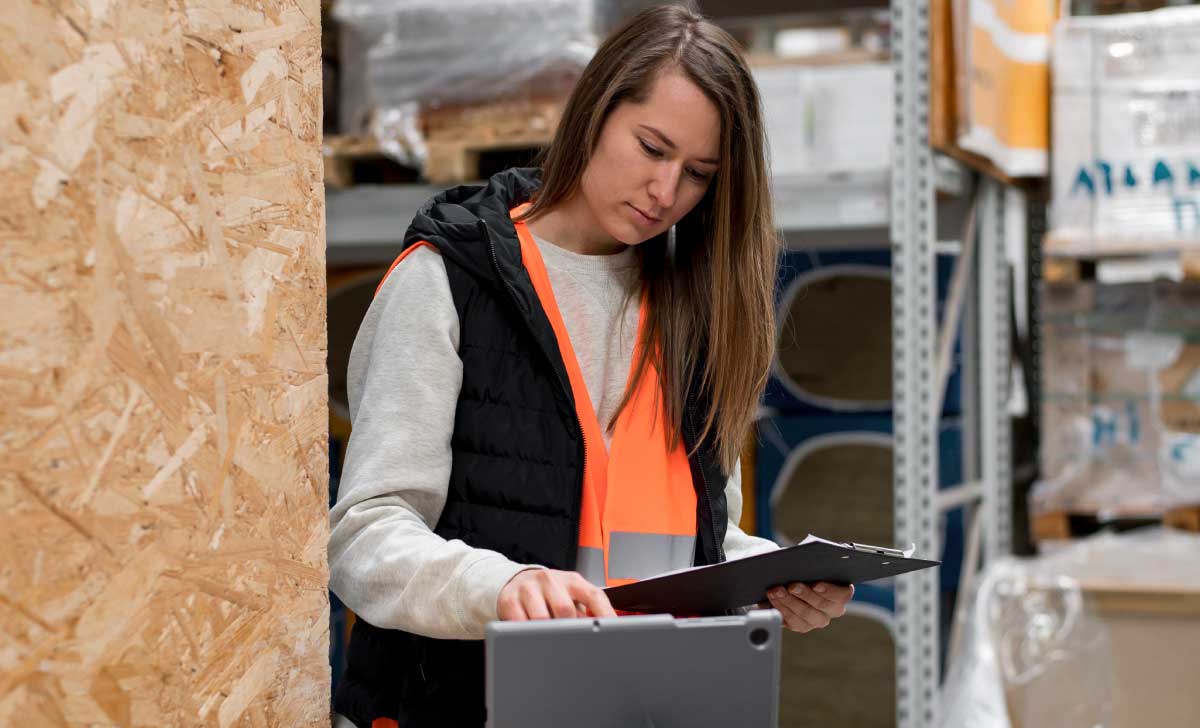 Profissional utilizando tecnologia para obter eficiência logística