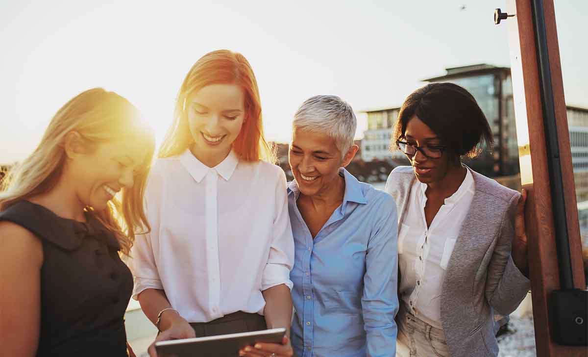 Profissionais analisando indicadores de eficiência operacional