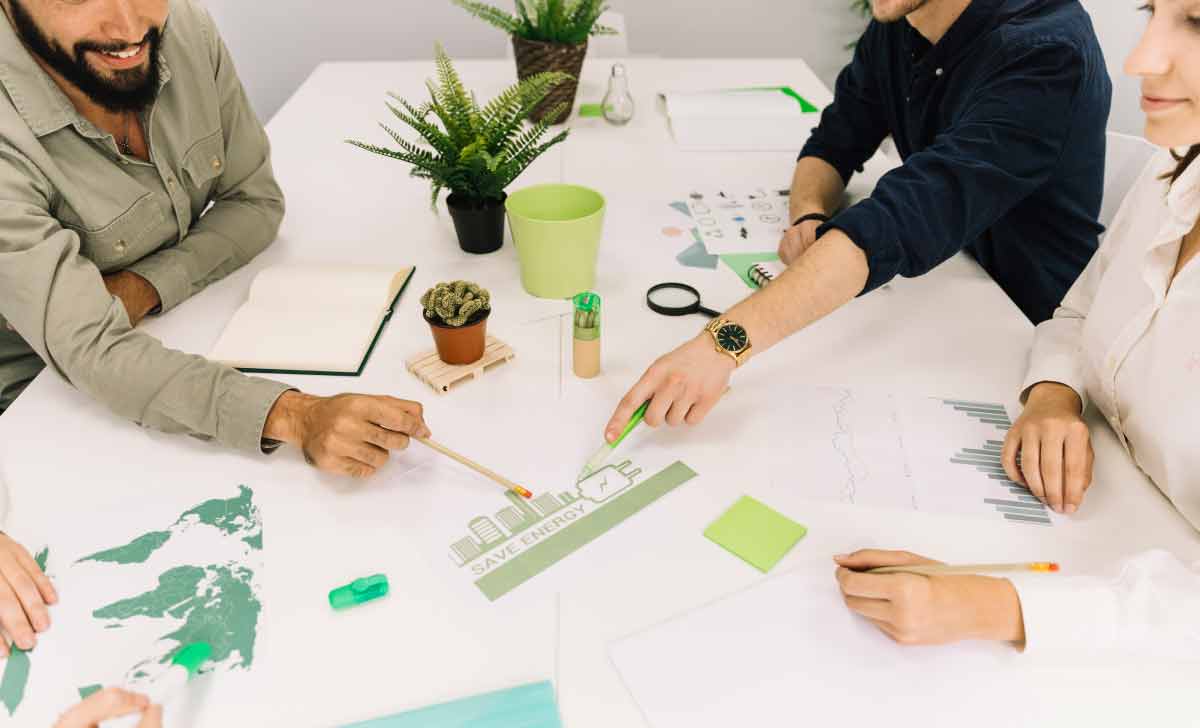 Profissionais em uma reunião sobre as ações de empresa sustentável