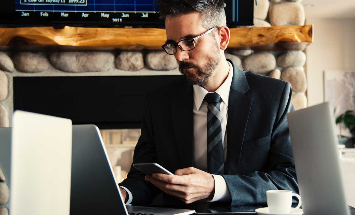 Profissional utilizando as ferramentas de gestão de projetos no dia a dia