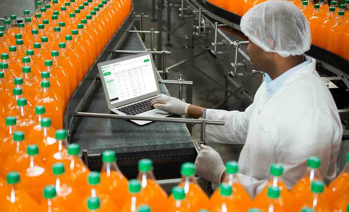 Profissional usando ficha técnica na conferência dos produtos