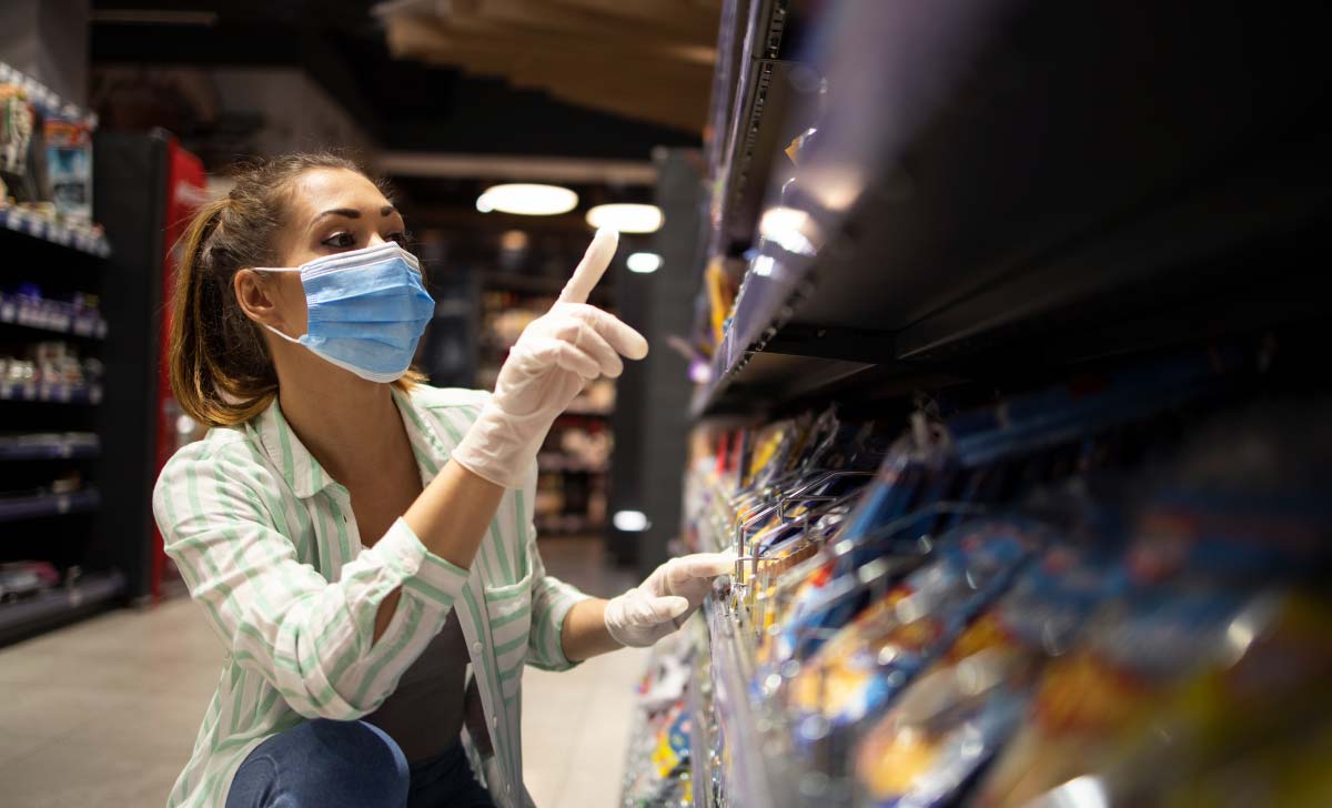 Fiscal de prevenção de perdas avaliando os produtos