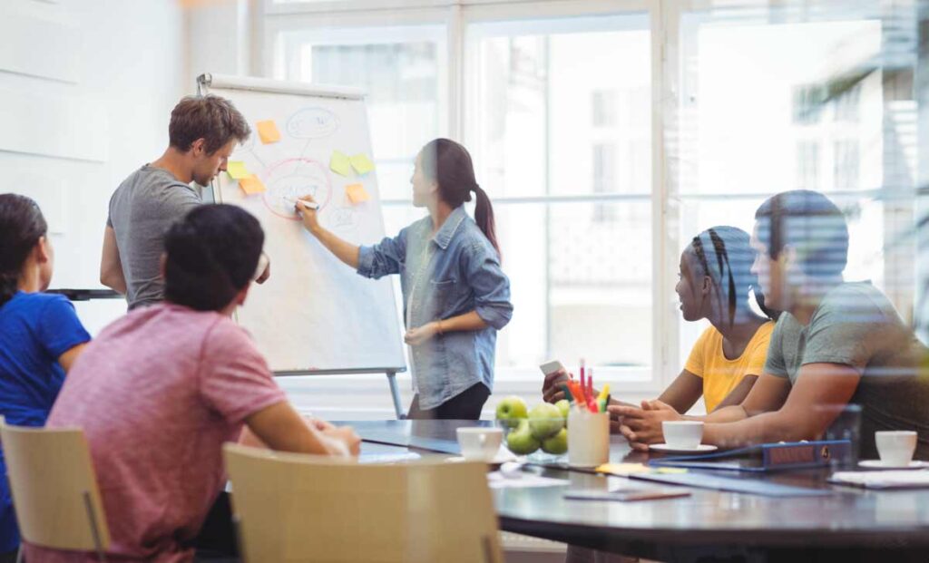 Equipe analisando o fluxo de trabalho