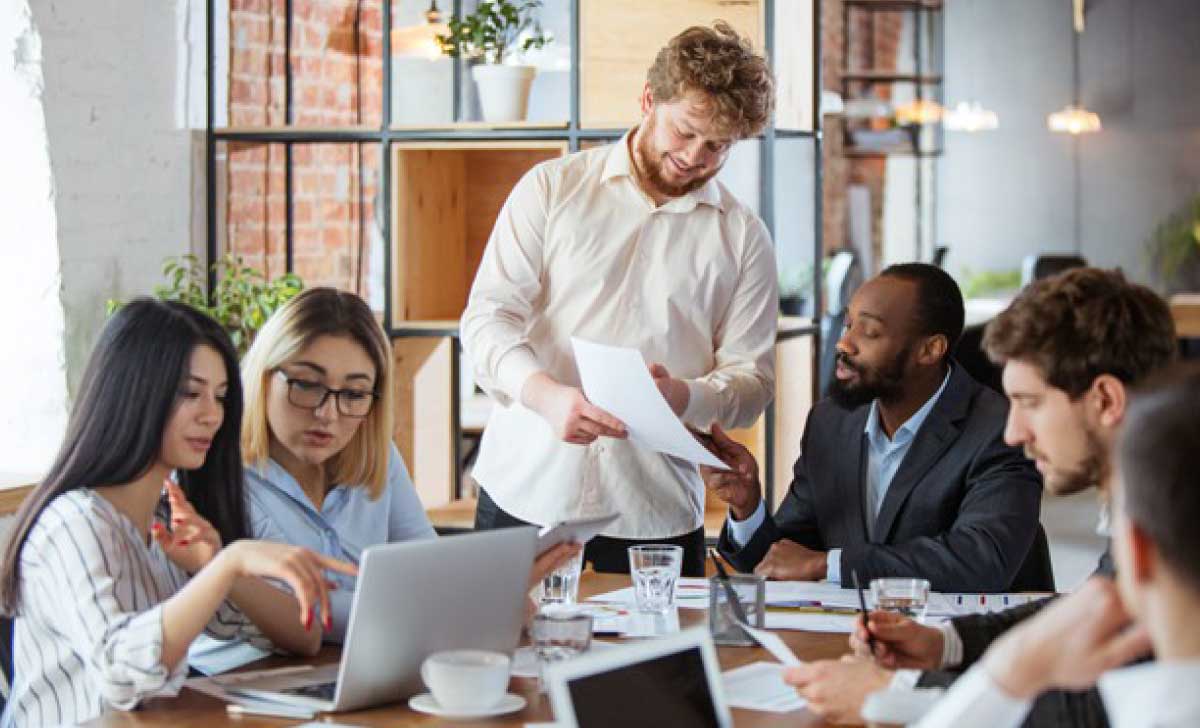 Profissionais elaborando um fluxograma de processos