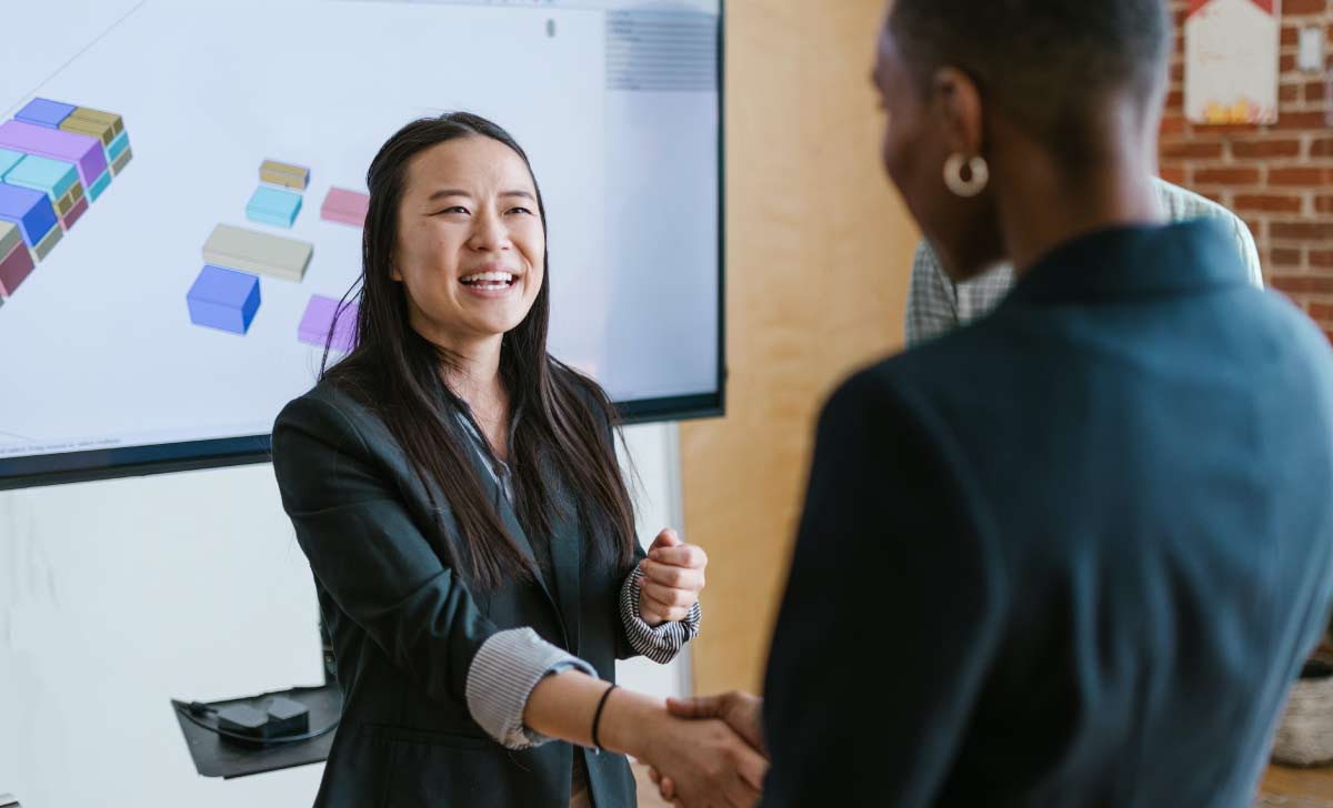Profissionais fechando um negócio de franquia
