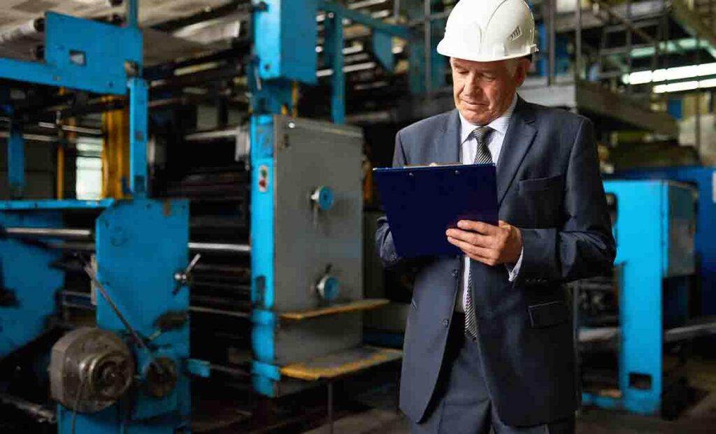 Gestor realizando Gemba Walk na fábrica