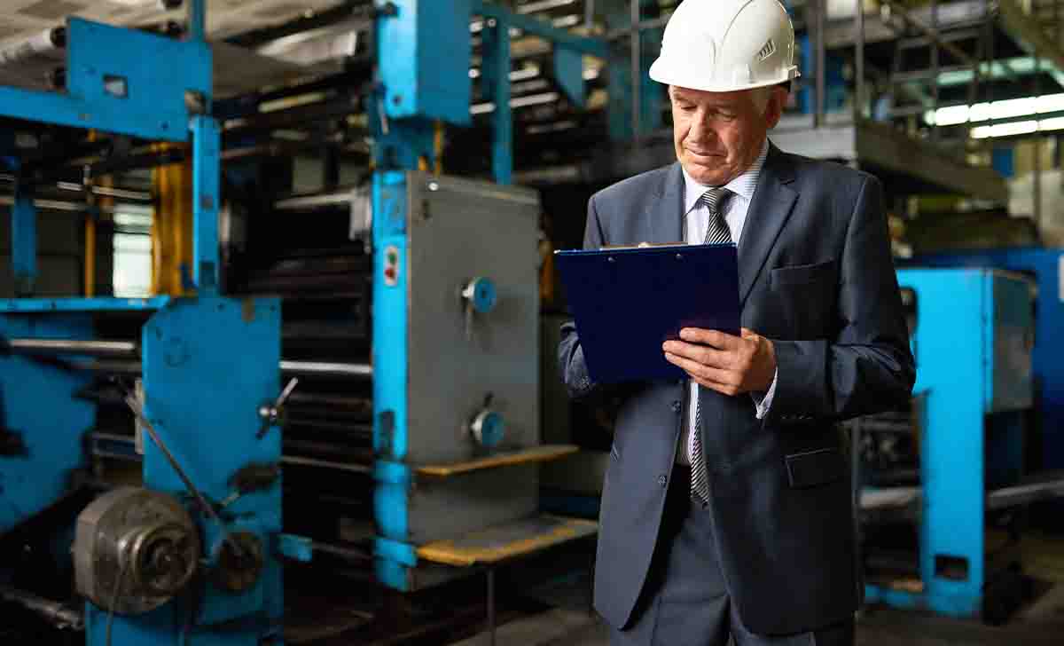 Gestor realizando Gemba Walk na fábrica